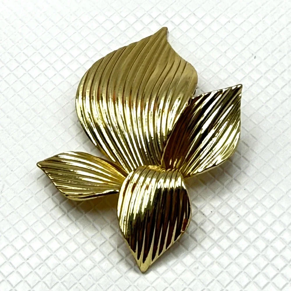 Vintage Retro Ribbed 60s Leaf Foliage Nature Gold Tone Statement Pin Brooch